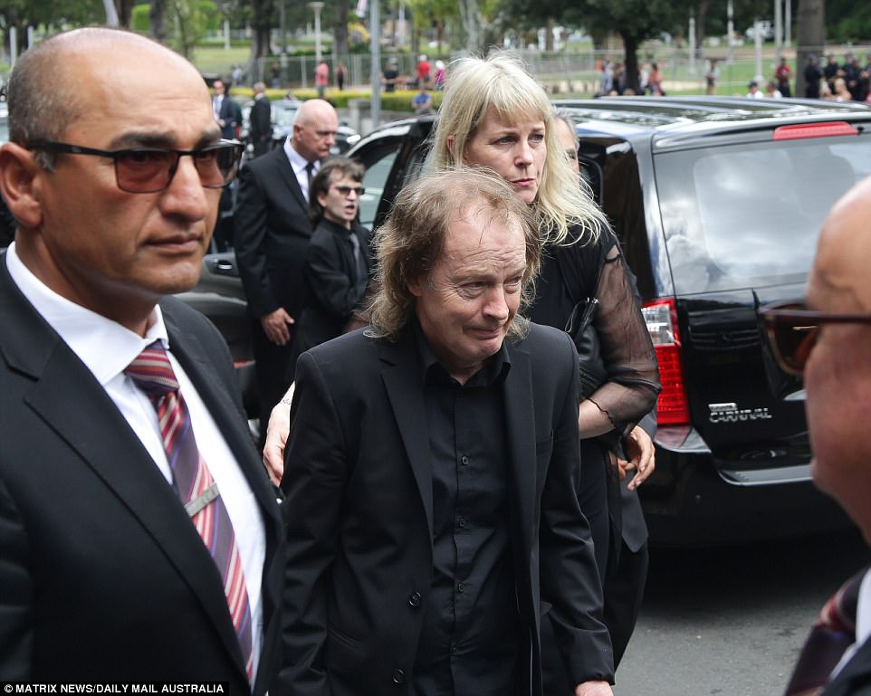 Malcolm Young, do AC/DC, é lembrado em funeral privado; confira fotos e vídeos