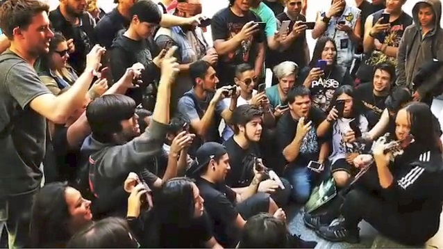 Joey Jordison toca Slipknot em encontro com fãs na Argentina; assista