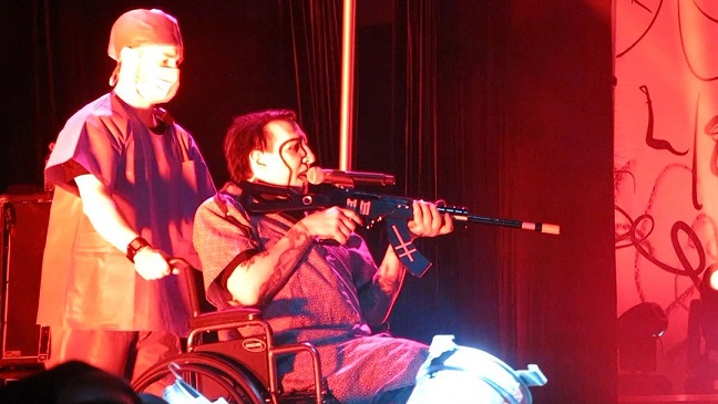 Marilyn Manson aponta arma de brinquedo para público poucas horas após tiroteio no Texas