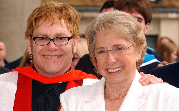 Elton John lamenta morte da mãe: ‘Estou em choque’