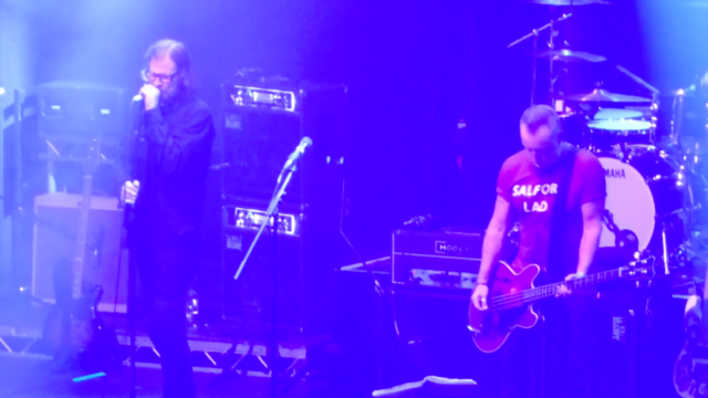 Mark Lanegan divide palco com Peter Hook em clássico do Joy Division