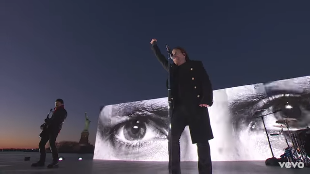 Grammy 2018: U2 se apresenta com Estátua da Liberdade de cenário