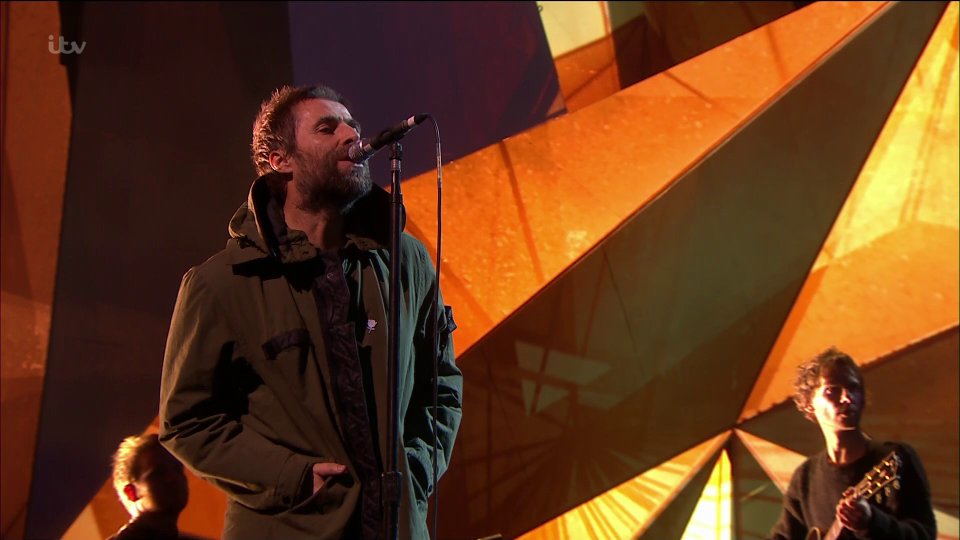 Liam Gallagher emociona público ao cantar ‘Live Forever’ no BRIT Awards