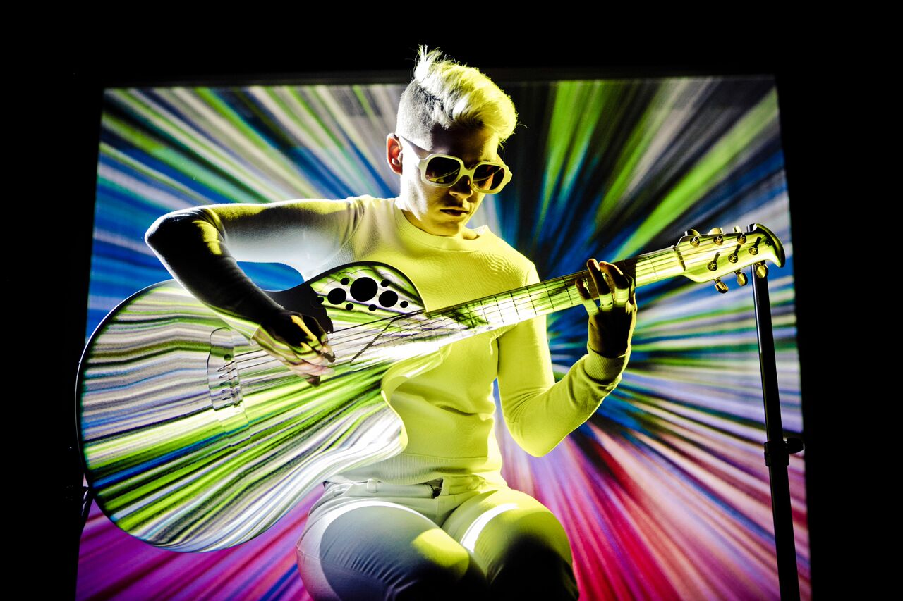Guitarrista americana Kaki King faz performance multimídia no Sesc 24 de Maio