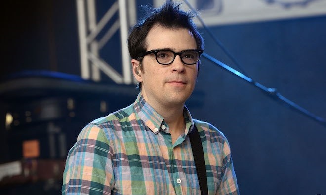 Rivers Cuomo, do Weezer, toca sucessos de R.E.M., Oasis e Pixies; assista