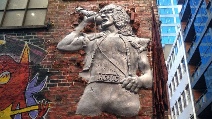 AC/DC: Escultura de Bon Scott é inaugurada na Austrália