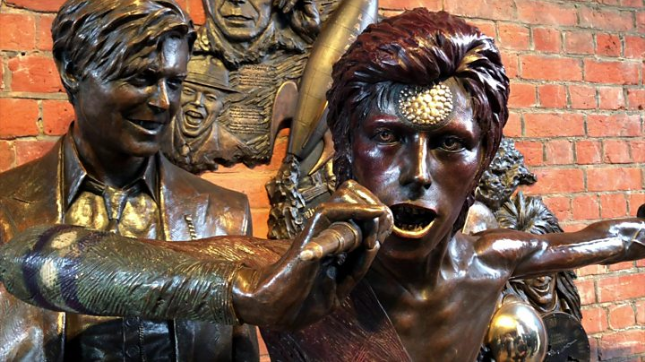 Estátua de David Bowie é inaugurada na região de Londres