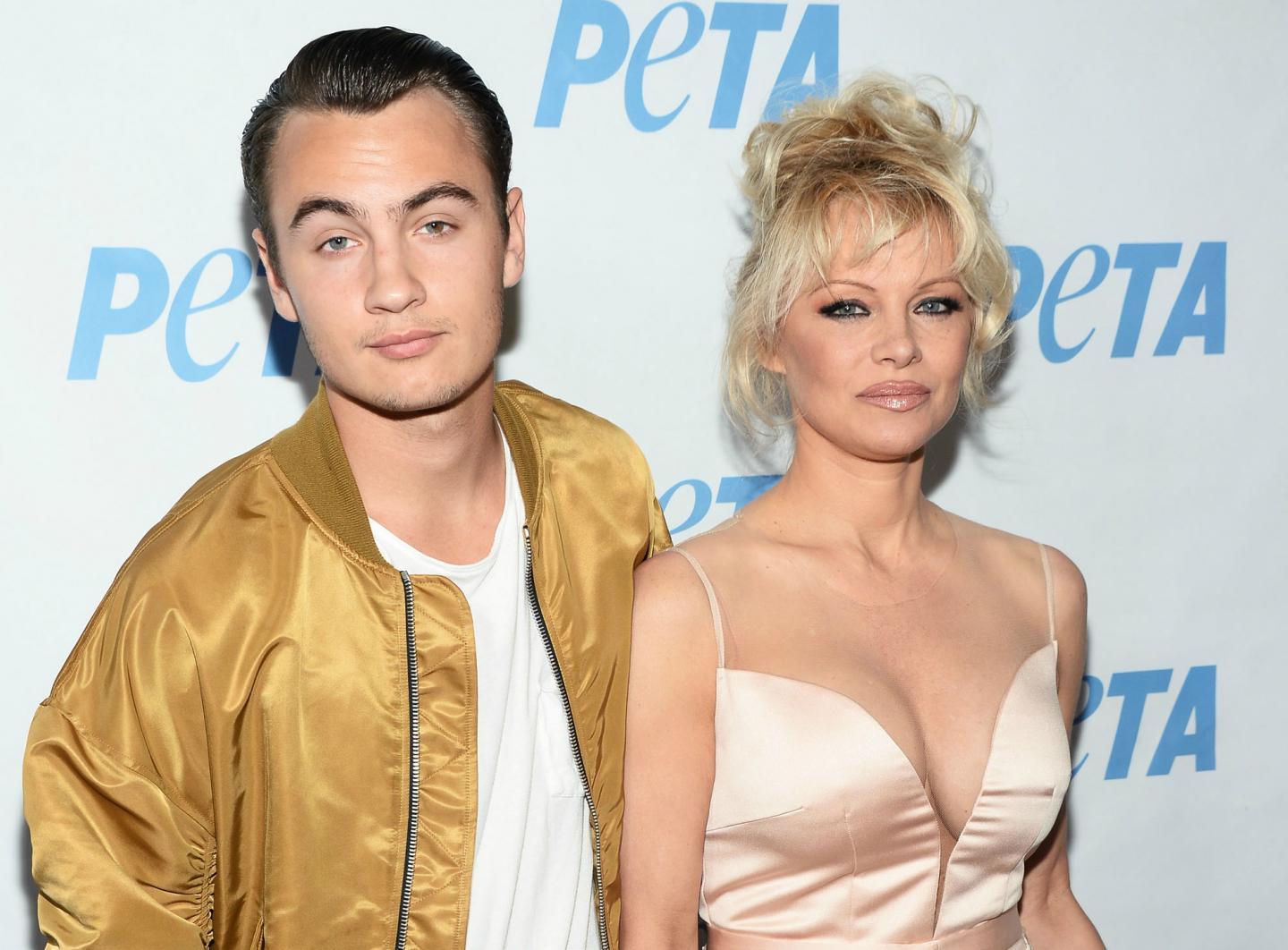 Pamela Anderson diz que filho deu soco em Tommy Lee por ‘todos que foram machucados por ele’