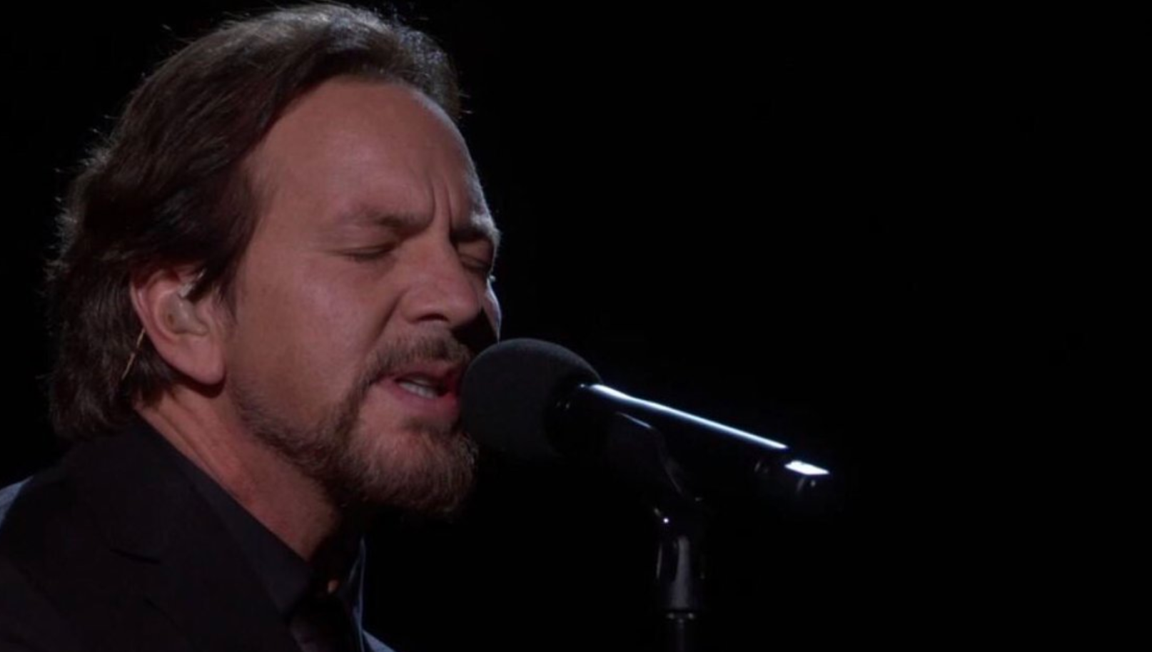 Eddie Vedder presta tributo a Tom Petty no Oscar; assista