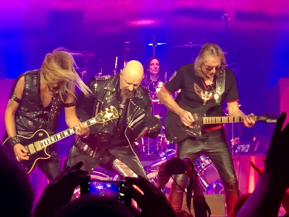 Glenn Tipton sobe ao palco com Judas Priest; assista