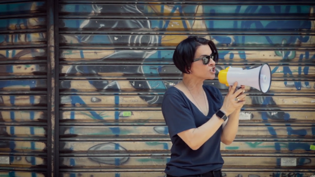 Marina Lima aposta no funk e lança clipe provocativo de ‘Só os Coxinhas’