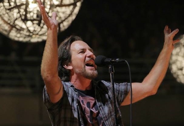 Pearl Jam estreia ao vivo novo single ‘Can’t Deny Me’ e homenageia Chris Cornell no Chile; assista