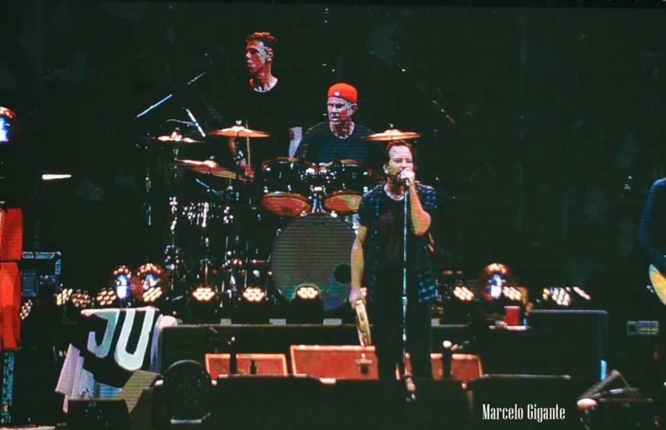 Pearl Jam convida membros do Red Hot Chili Peppers em show no Rio; assista