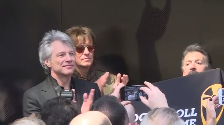 Jon Bon Jovi, Richie Sambora e Alec John Such aparecem juntos em coletiva do Hall of Fame