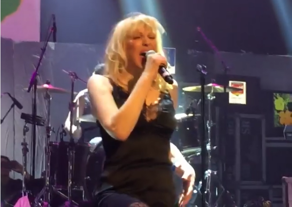 Courtney Love canta Velvet Underground em show beneficente; assista