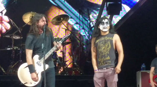 Fã do KISS rouba a cena ao tocar guitarra em show do Foo Fighters; assista