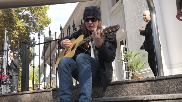 Dave Mustaine, do Megadeth, faz show acústico para fãs em hotel na Argentina