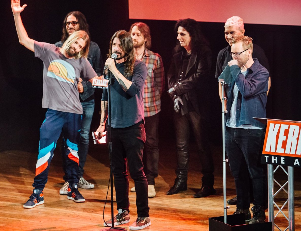 Foo Fighters dedica prêmio a Chester Bennington