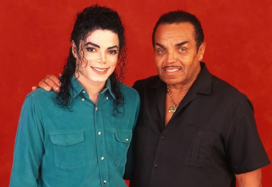 Médico de Michael Jackson afirma que cantor foi quimicamente castrado pelo pai