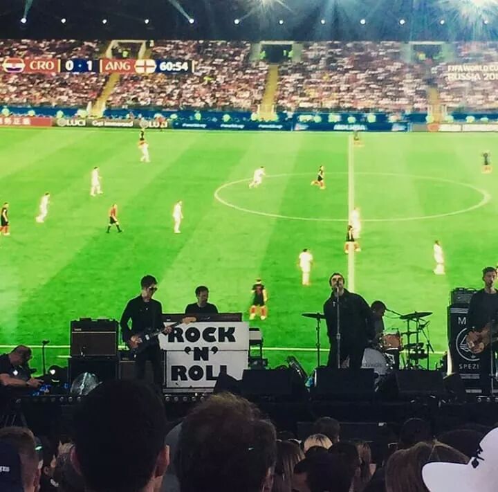 Liam Gallagher acompanha do palco derrota da Inglaterra e torcedores cantam Oasis na Copa; veja