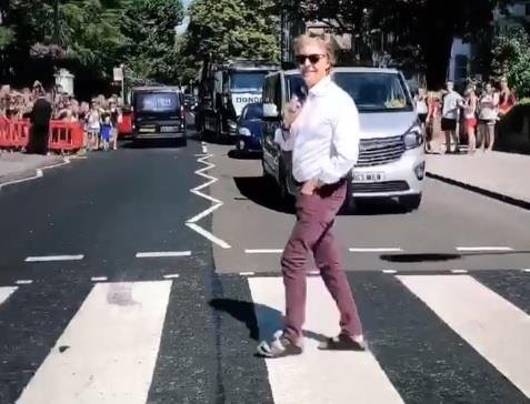 Paul McCartney volta a atravessar famosa faixa de pedestres de Abbey Road; veja