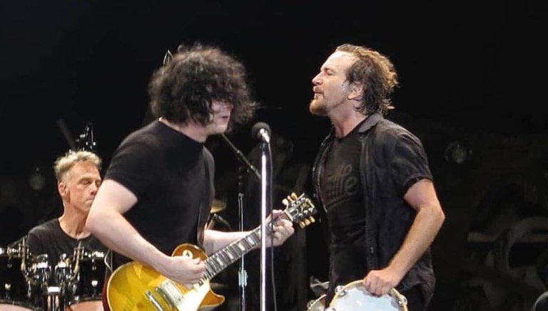 Pearl Jam e Jack White tocam juntos clássico de Neil Young