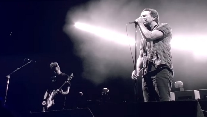 Pearl Jam faz cover de Chris Cornell durante show em Seattle; assista