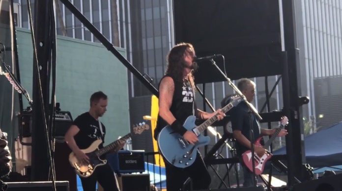 Foo Fighters faz show com nome falso, raridades e participações especiais
