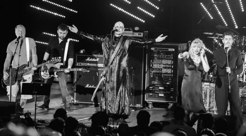 Smashing Pumpkins toca com Courtney Love, Chino Moreno e Peter Hook em show de 30 anos