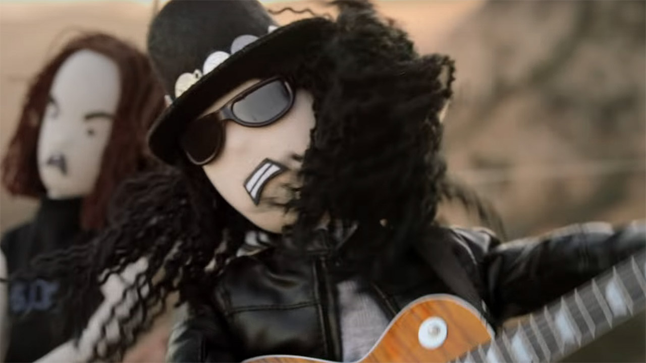Slash lança videoclipe de ‘Driving Rain’; assista