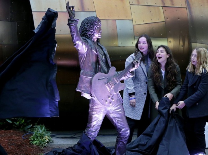 Estátua em homenagem a Chris Cornell é inaugurada em Seattle