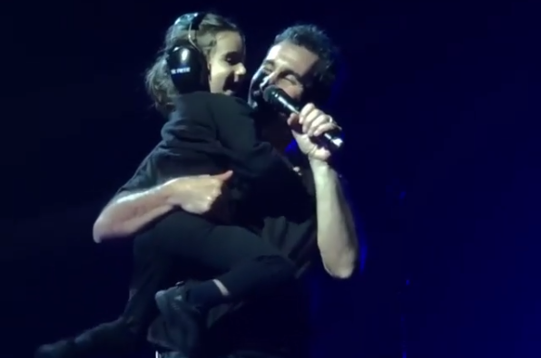 System of a Down: Serj Tankian canta com filho de 4 anos no colo