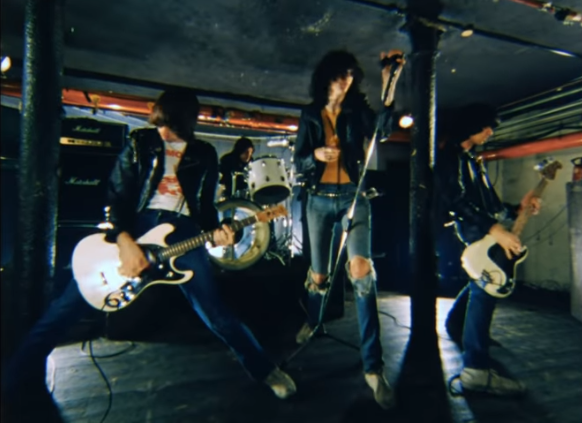 Assista clipe perdido do clássico ‘I’m Against It’, dos Ramones