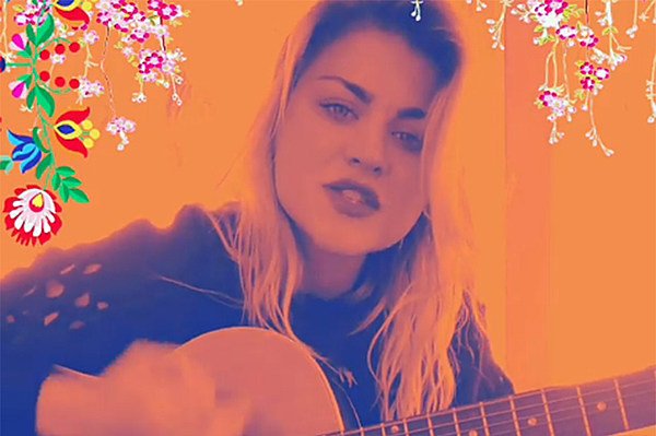 Filha de Kurt Cobain, Frances Bean, mostra bela voz em vídeo; assista