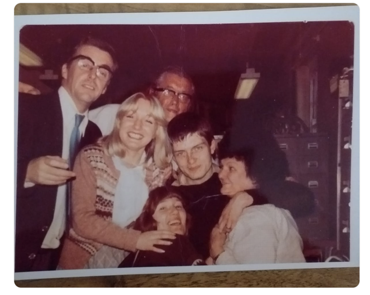 Foto inédita de Ian Curtis (Joy Division) em festa de Natal é encontrada