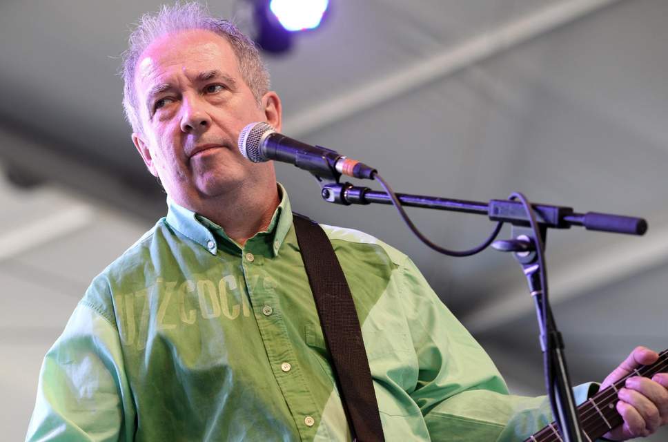 Pete Shelley, vocalista do Buzzcocks, morre aos 63 anos