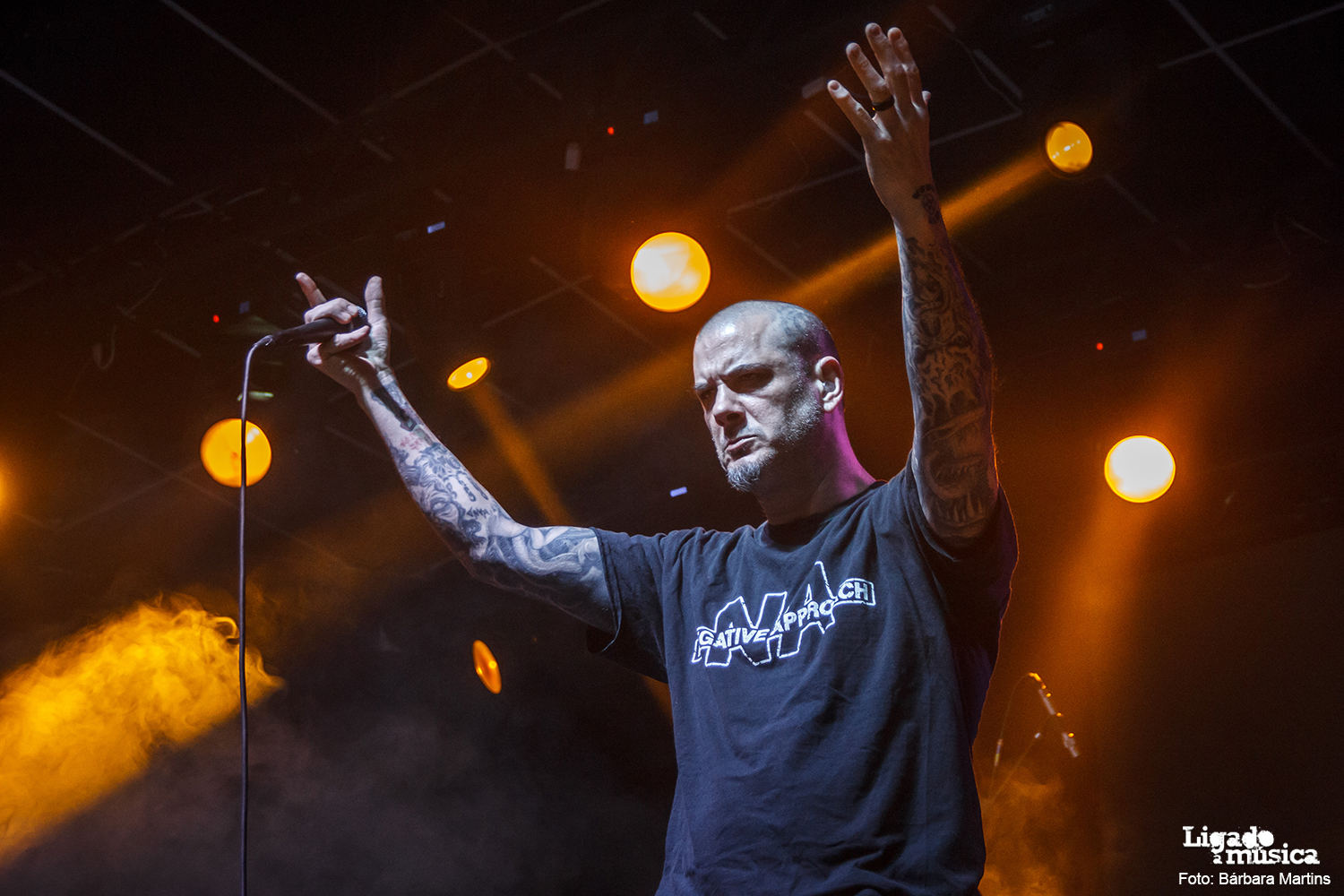 Phil Anselmo compensa atraso em show em SP com clássicos do Pantera