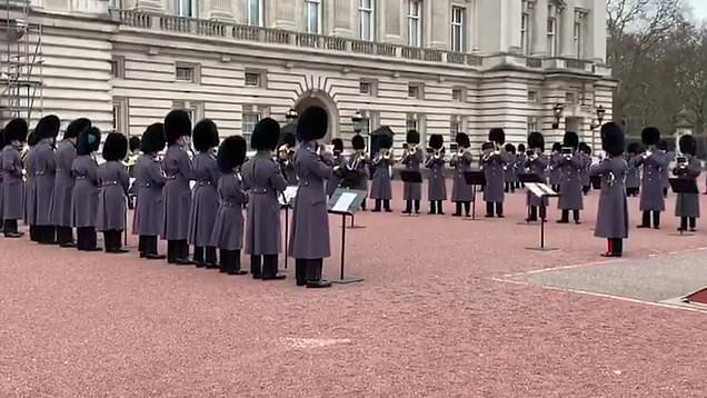 Guarda da Rainha toca ‘Bohemian Rhapsody’ em homenagem ao filme do Queen; assista