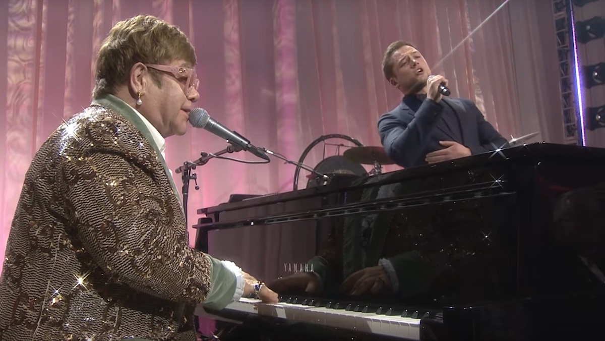Elton John canta ‘Tiny Dancer’ junto com ator que vai interpretá-lo em ‘Rocketman’; assista