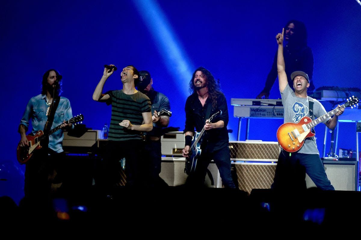 Foo Fighters toca com Roger Taylor, do Queen, Tom Morello e Perry Farrell em evento do Super Bowl; assista