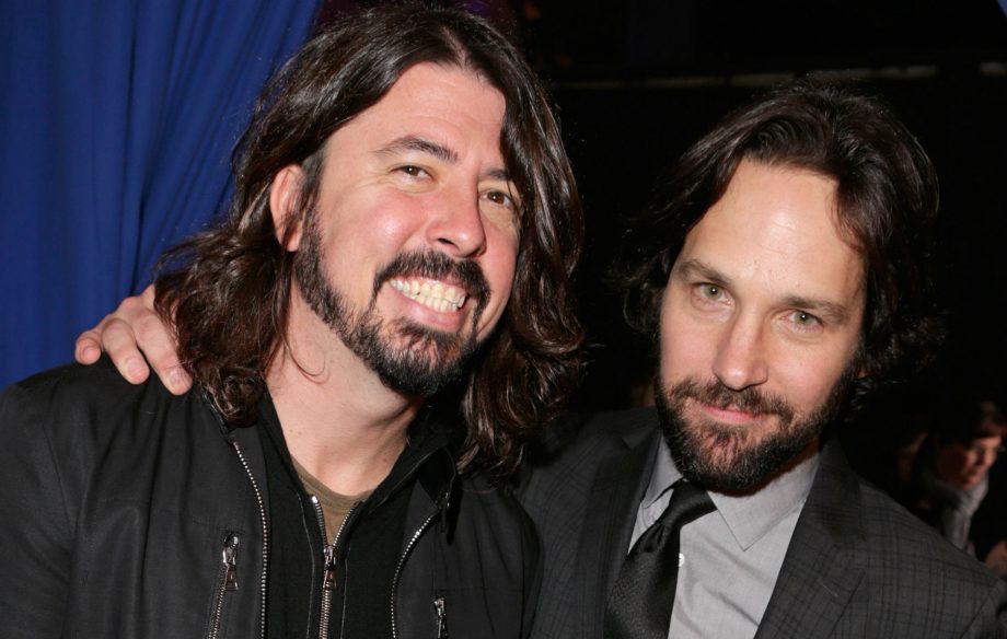 Paul Rudd, de ‘Homem-Formiga’, se diverte em show do Foo Fighters; veja