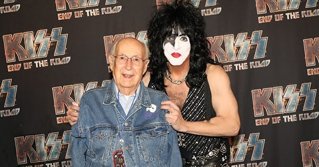 Aos 98 anos, pai de Paul Stanley assiste a show do Kiss em Los Angeles