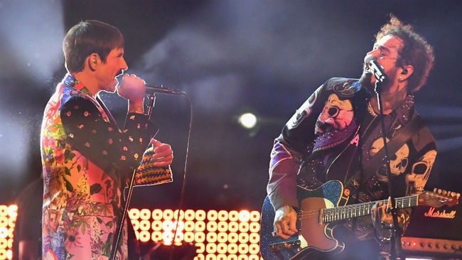 Red Hot Chili Peppers se apresenta no Grammy ao lado de Post Malone; assista