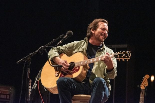 Eddie Vedder toca música de ‘Nasce Uma Estrela’; assista