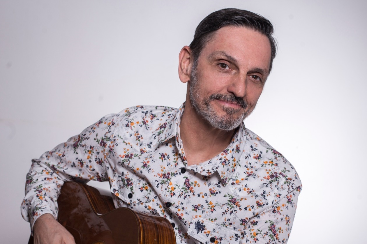 Paulo Miklos faz show de voz e violão no Sesc Carmo em SP