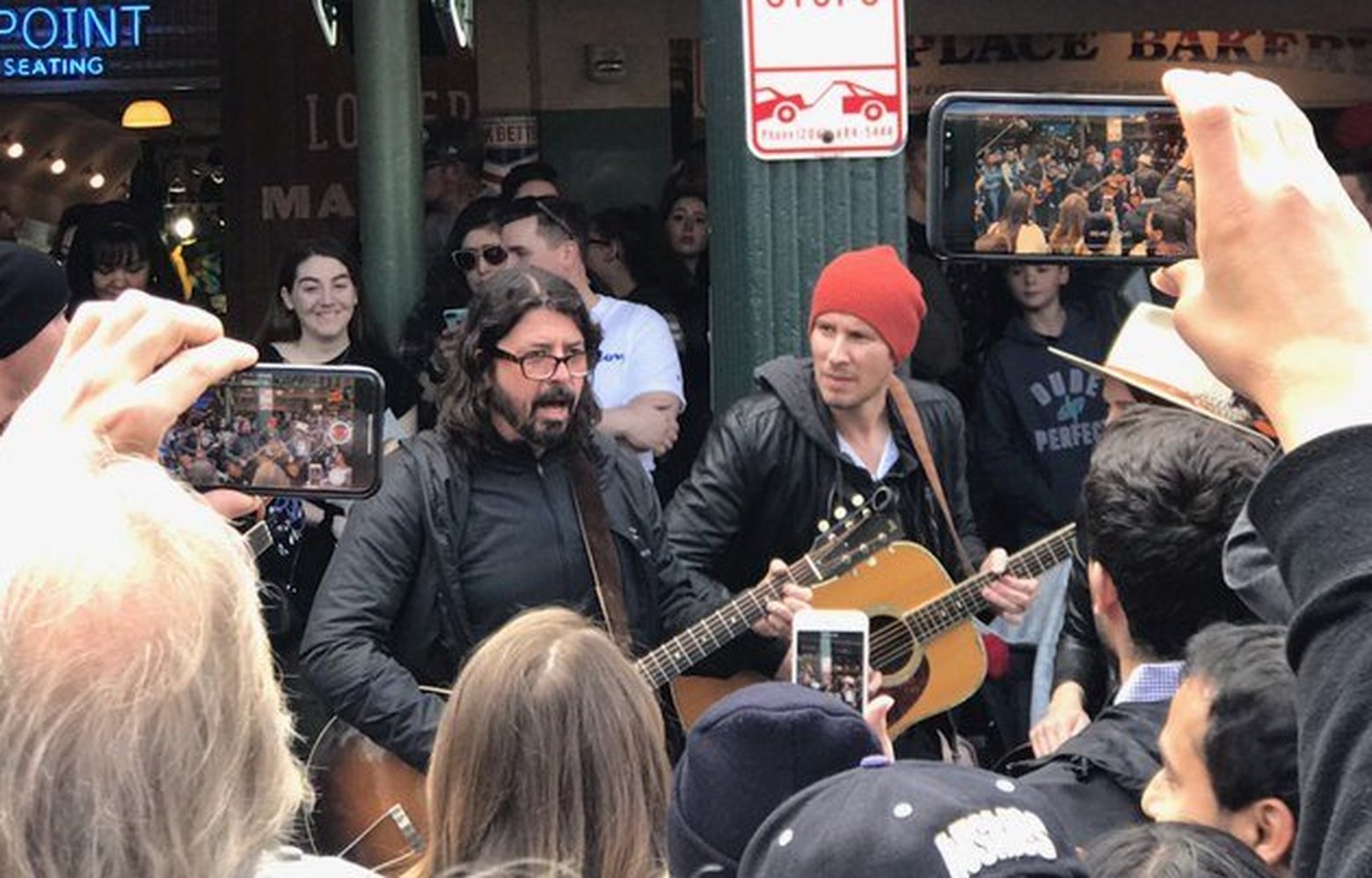 Dave Grohl faz show surpresa nas ruas de Seattle; assista