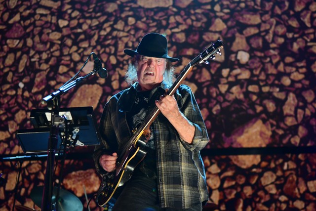 Neil Young continua show após som ser desligado em festival; assista