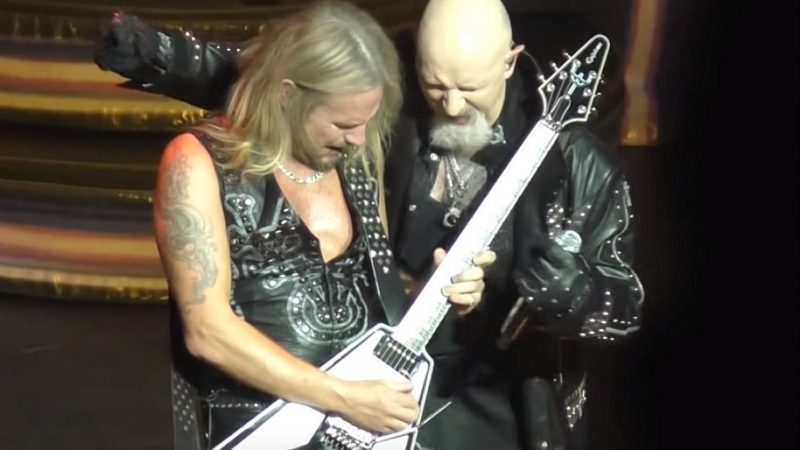 Rob Halford, do Judas Priest, chuta celular de fã que filmava show; veja explicação