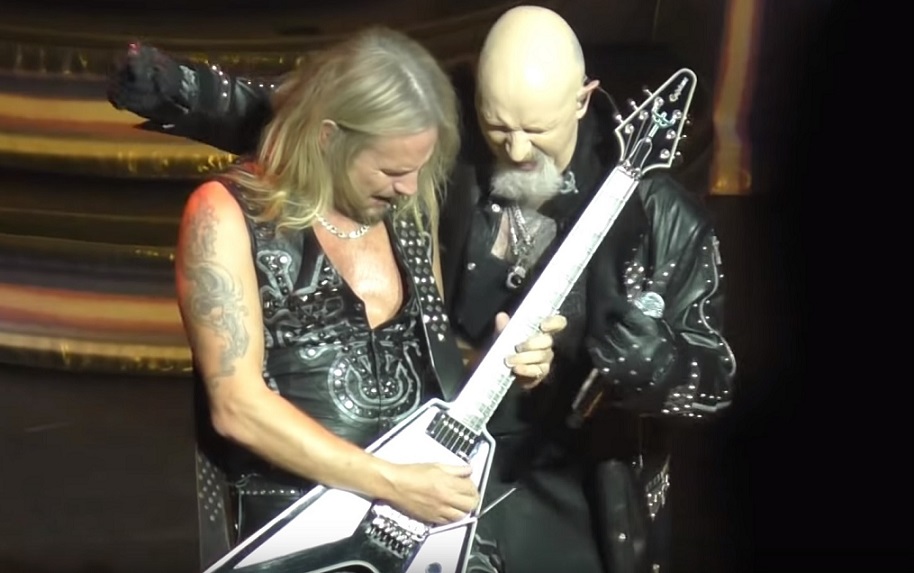 Rob Halford, do Judas Priest, chuta celular de fã que filmava show; veja explicação
