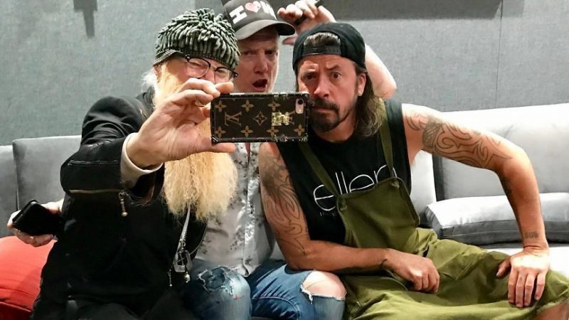 Dave Grohl e Billy Gibbons (ZZ Top) estarão no novo álbum do Queens of the Stone Age